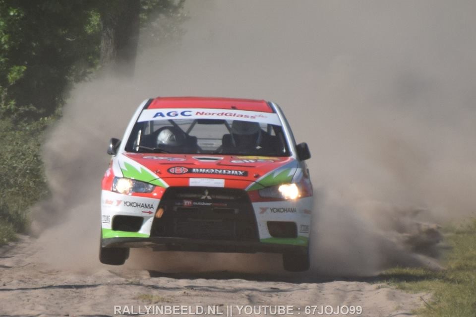 Steen og Mie i fuld fart på et af de mange sandstykker
(Foto: Rallyinbeeld.nl)